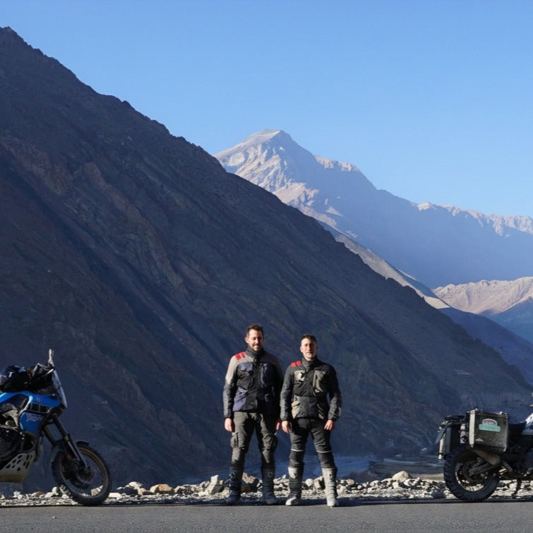 L’ORIZZONTE NON CI BASTA - Due amici in moto dall’Italia all’Himalaya
